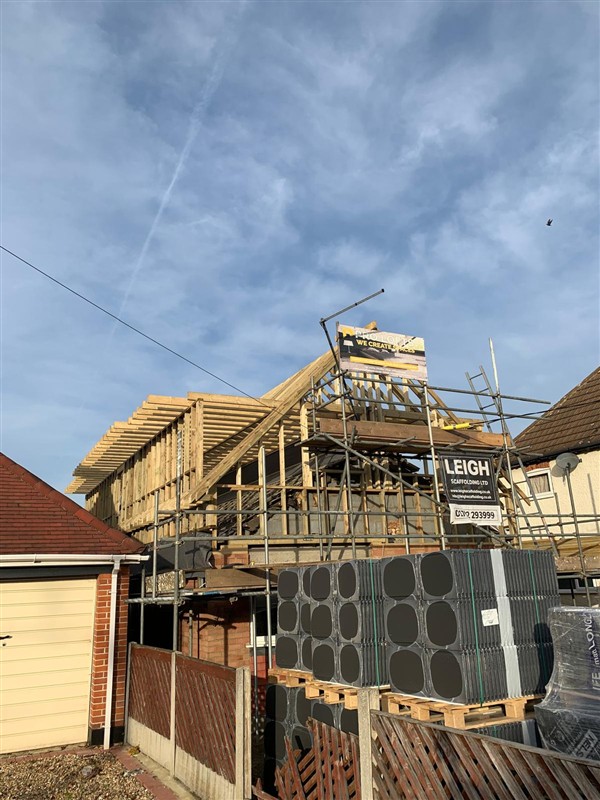 Roof construction with scaffolding